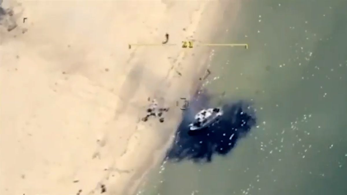 Bayraktar v akci. Ukrajinci ukázali, jak dron zneškodnil ruský člun při pokusu o vylodění